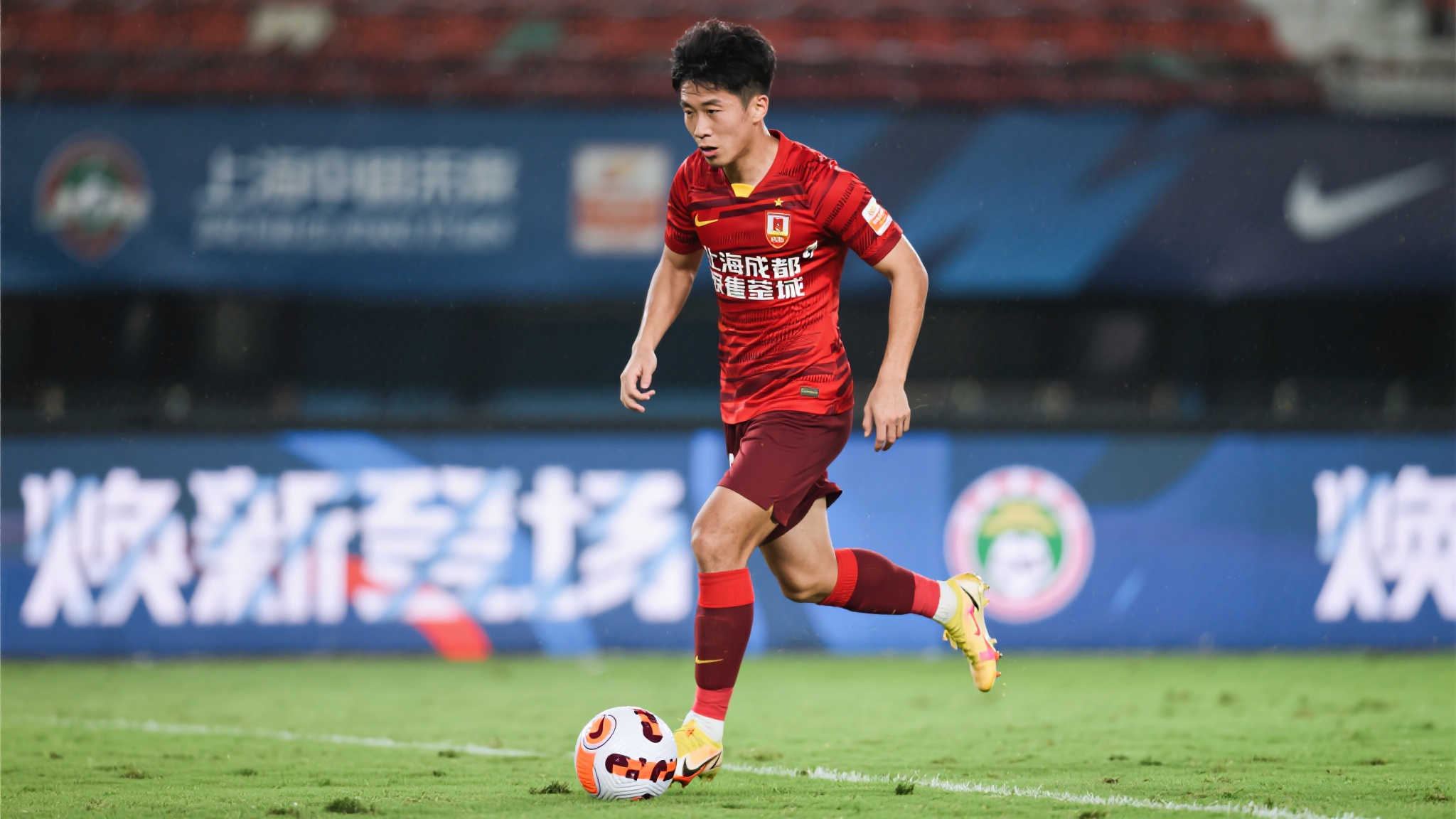 “海港前球员在成都蓉城表现不佳,赛季仅4次出场,因低价引援效果不佳被批评为最差签约” 这名球员在效力上海海港期间曾有过令人瞩目的表现,他