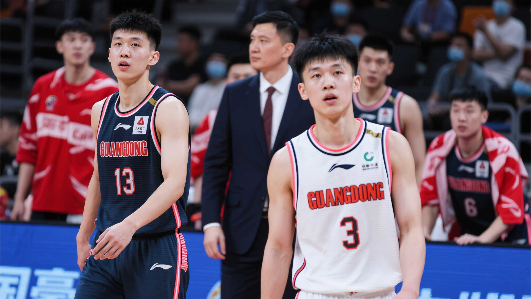广东坚守徐杰,陈国豪告别!朱芳雨瞄准新锋线革新。 近年来,广东男篮的阵容调整一直备受关注。随着国内篮